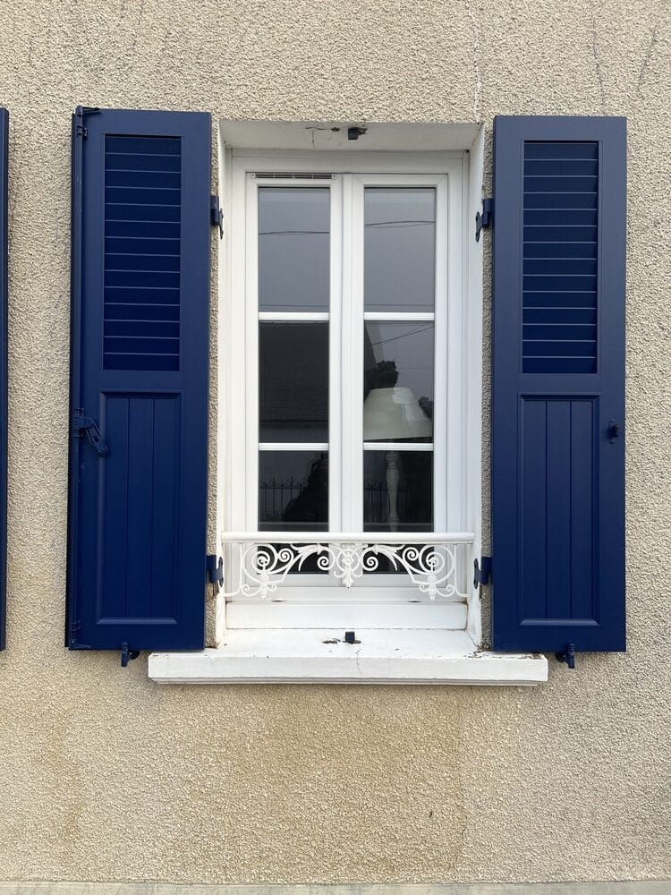 volet battant bleu