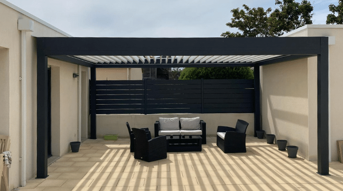 Photo d'une pergola HOMKiA qui réduit les coûts énergétiques. Une pergola Pergola peut réduire vos coûts